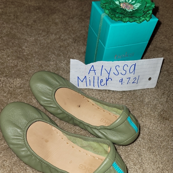 Vacation vibes, unlocked with Olive Tieks. 🔓 Fold them into  Olive green tieks - size 6
